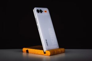 Realme показала смартфон с батареей на 15 000 мАч