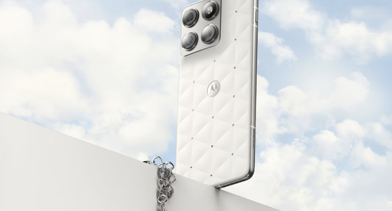 Motorola показала Edge 70 в новом оттенке Pantone и с кристаллами Swarovski