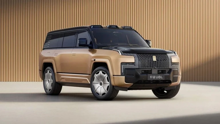 BYD уронила на роскошный Yangwang U8L двухтонное дерево — и внедорожник почти не пострадал