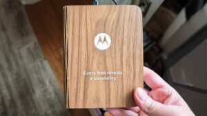 Motorola намекнула на выпуск складного смартфона