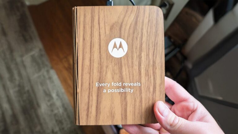 Motorola намекнула на выпуск складного смартфона