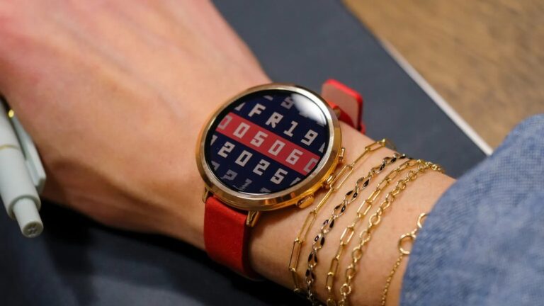 Pebble представила смарт-часы Round 2 с автономностью до 14 дней