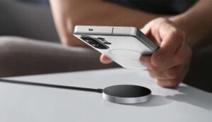 В сеть слили фото и характеристики магнитной зарядки Qi2 для Galaxy S26