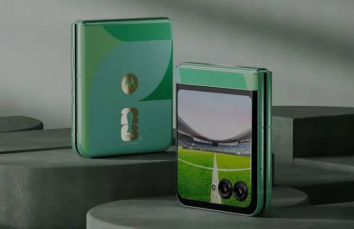 Motorola представила спецверсию раскладушки Razr 60 для футбольных фанатов